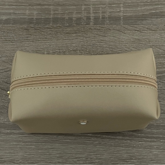 NWOT Bulgari zippered makeup bag - Picture 2 of 7